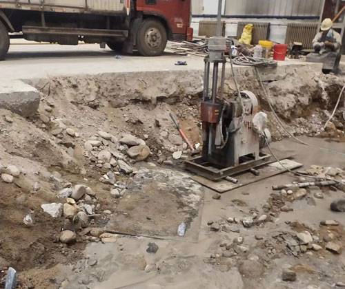 黎母山镇公路下沉压浆